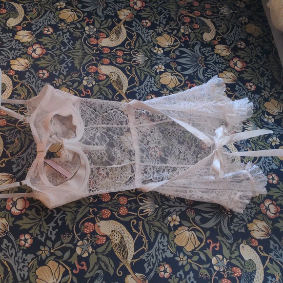 ❤️🌹Victoria's secret gorgeous ivory lingerie - Picture 4 of 5